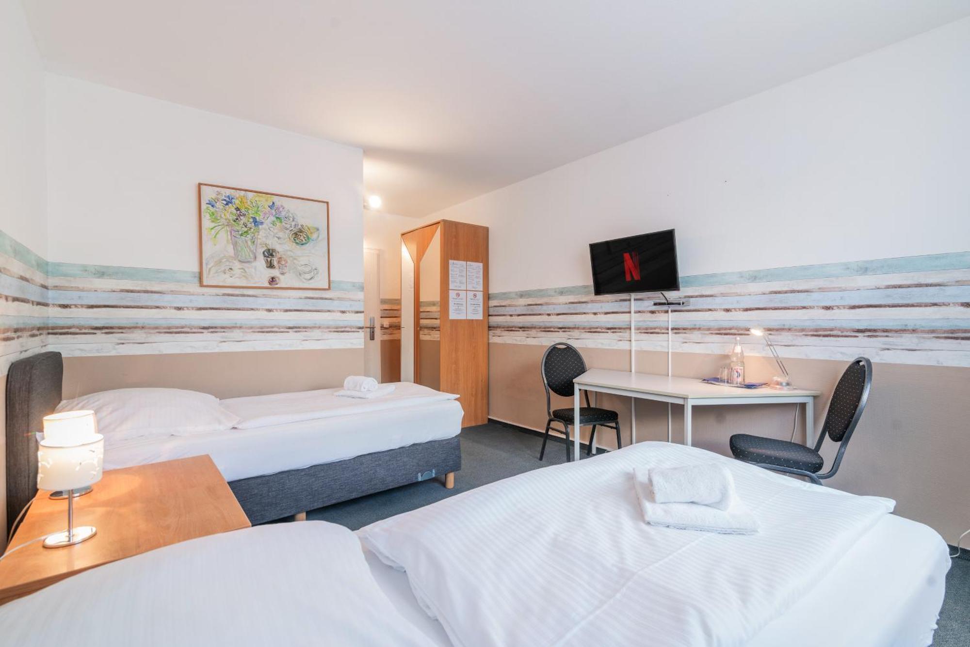 Hotel Cafe Galerie - Smart Tv - Free Parking Garbsen Exterior foto
